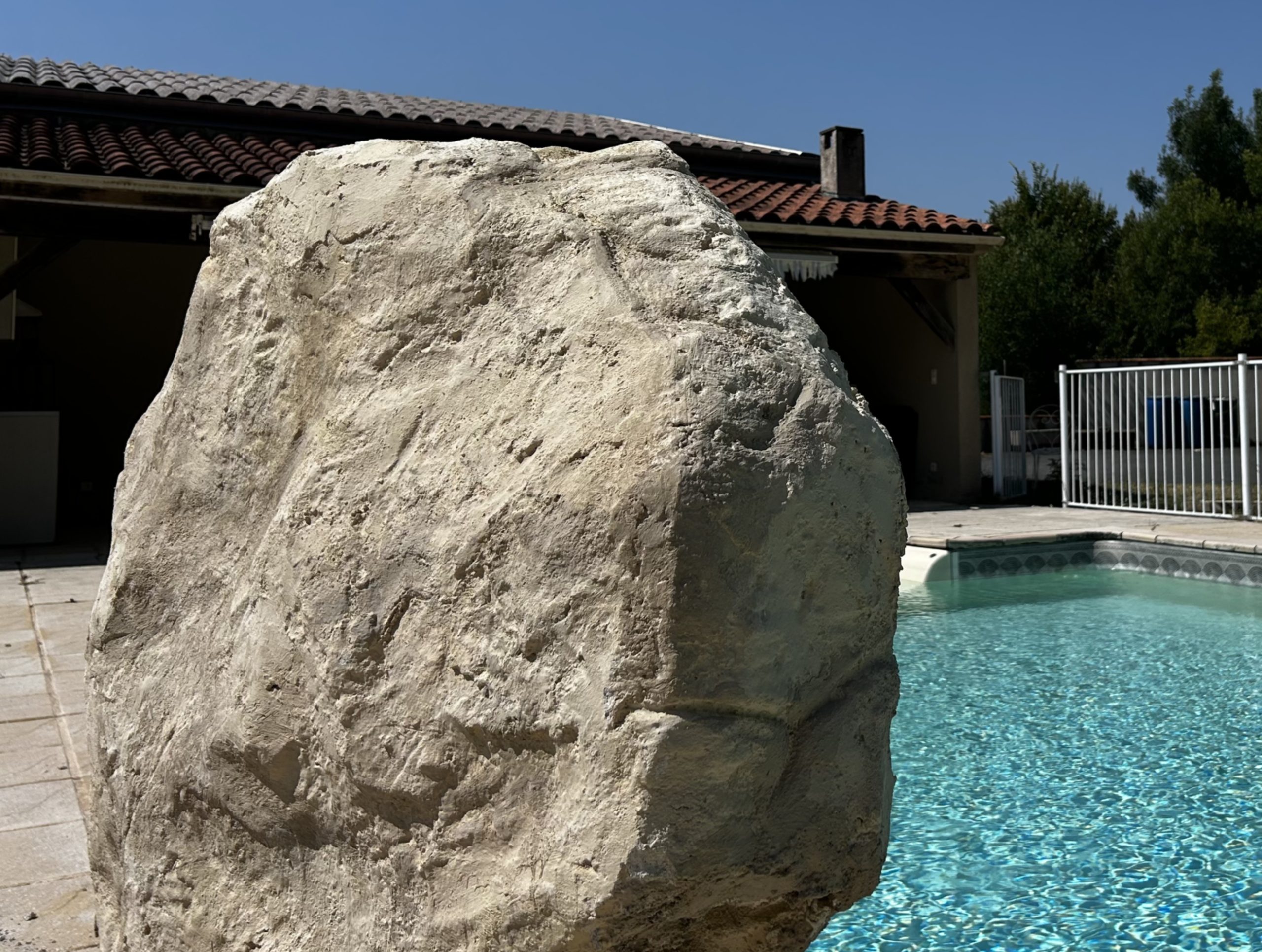 Faux rocher d&eacute;coratif r&eacute;aliste au bord de piscine - Cr&eacute;ation MM Art et Design