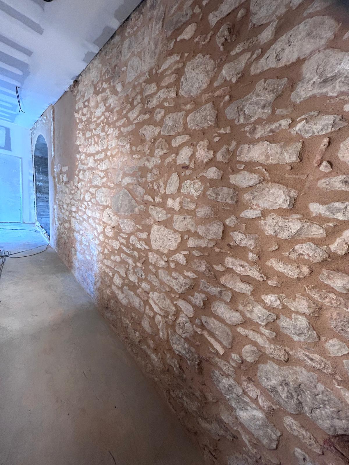 D&eacute;tail du rejointoiement &agrave; la chaux et sable roux sur mur en pierre