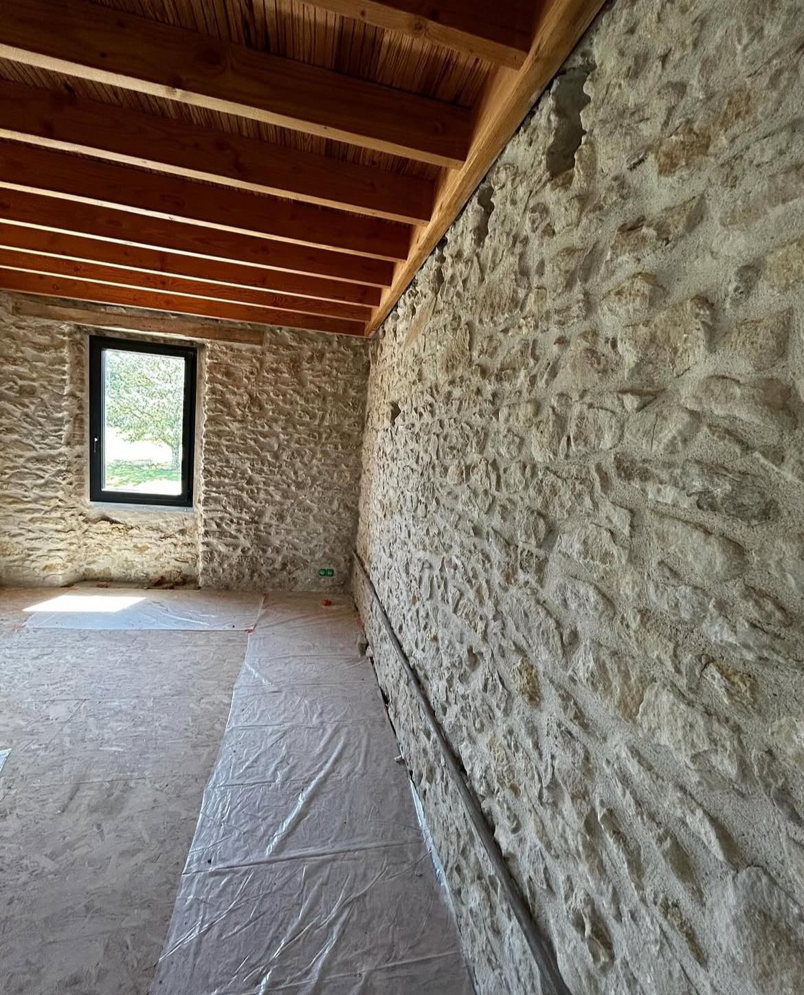 Murs en pierre avec rejointoiement &agrave; la chaux blanche termin&eacute; - Finitions professionnelles MM Art et Design Piquage et rejointoiement - Int&eacute;rieur et exterieur